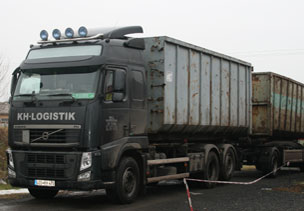 Einer unserer modernen LKWs mit Container 