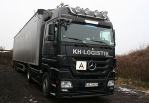 Modern MAN-Truck with trailer und walking floor technology 