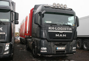 Moderner Volvo-LKW mit moderner Ladetechnik für den Rundholztransport. 